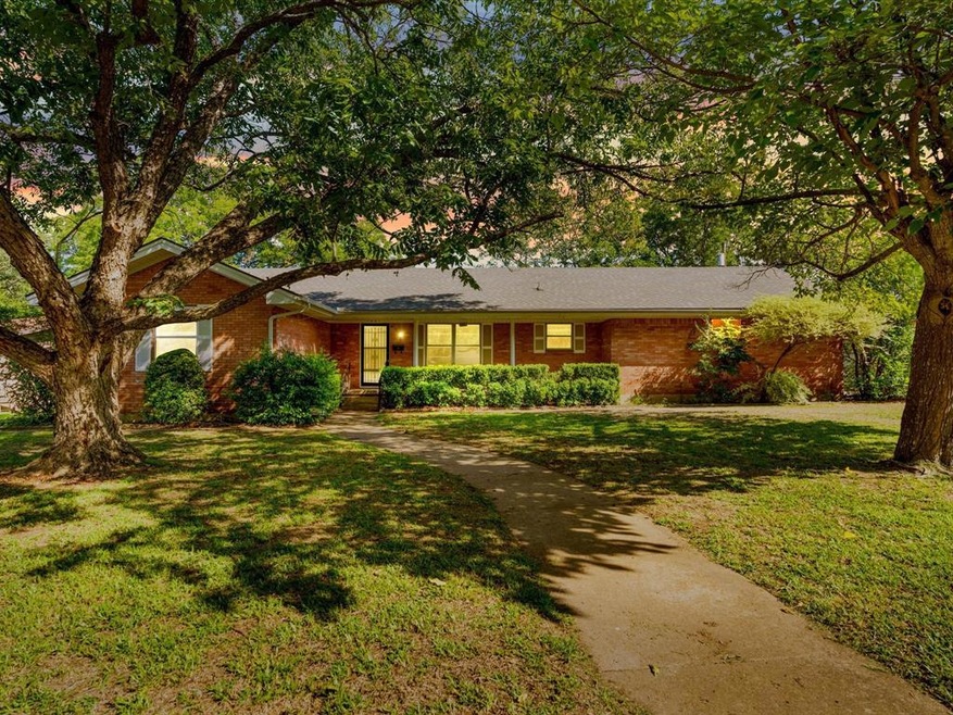 1221 Briarwood Dr, Cleburne, TX 76033 - photo 1