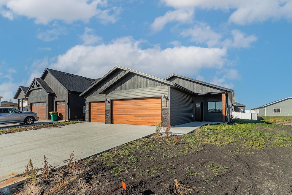 5846 James Dr W, West Fargo, ND-27.jpg