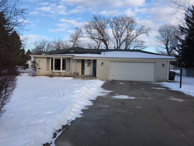 W225N176 Lexington Dr, Waukesha, WI 53186 - photo 1