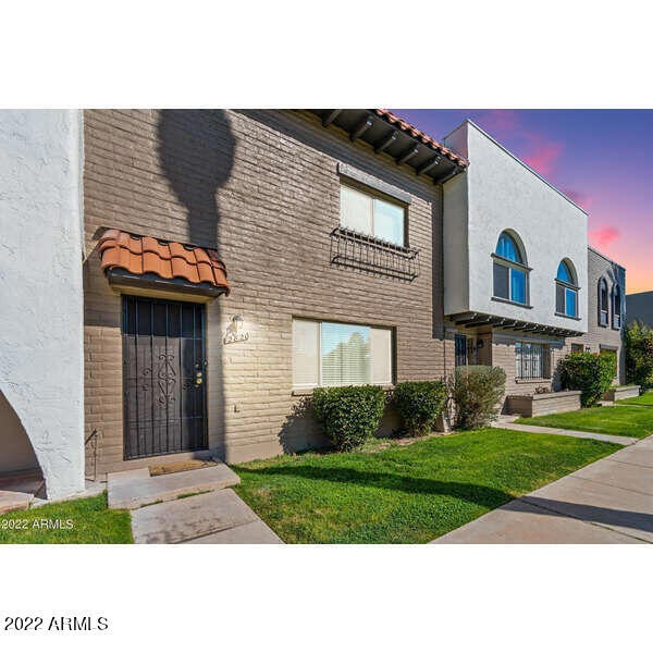 2820 E. Clarendon photo 1