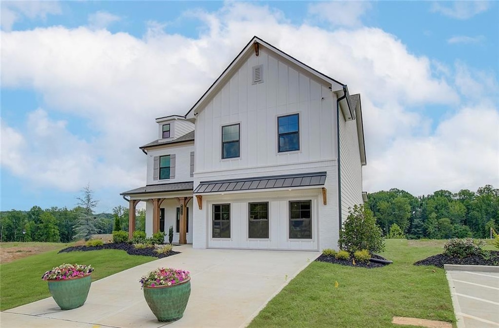 Modern farmhouse featuring a front yard