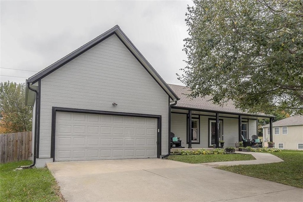 5565 Meadow View Dr, Shawnee, KS 66226 - photo 1