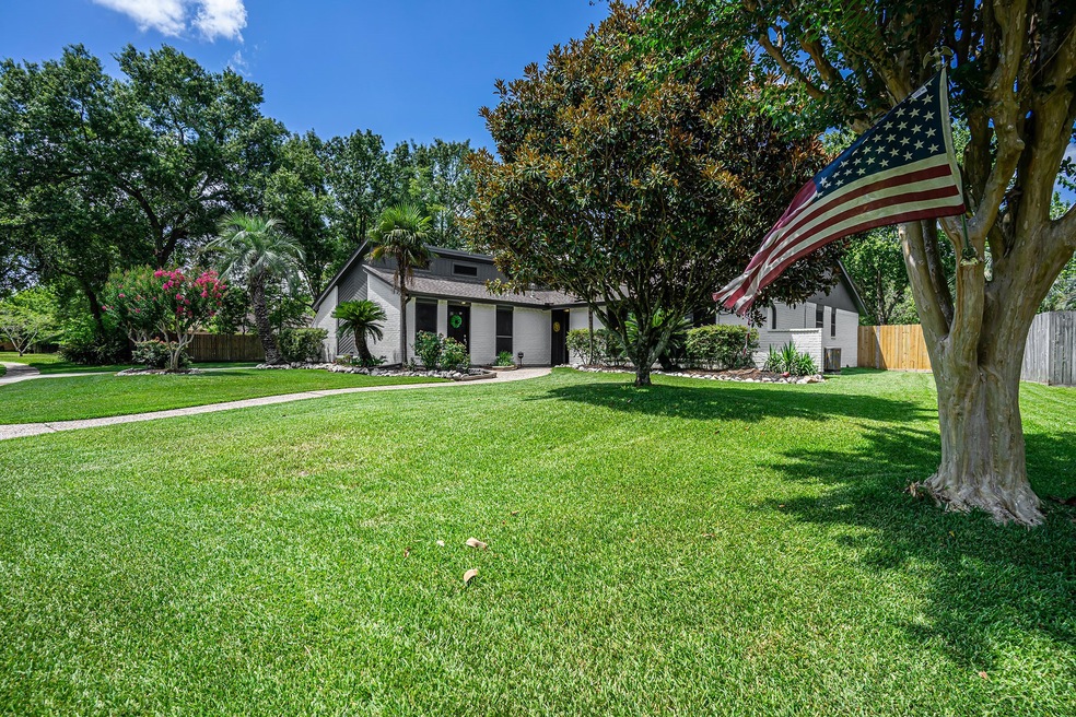 1501 Windsor Dr, Friendswood, TX 77546 - photo 1