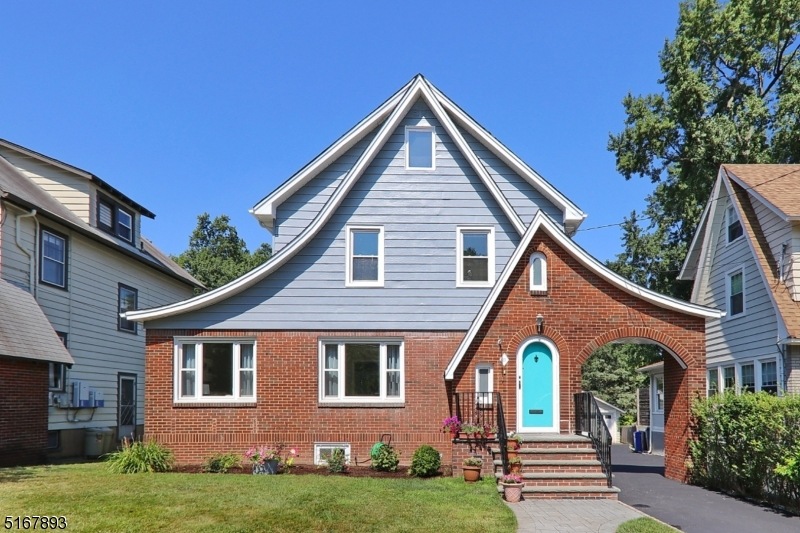 Sold $900,000 • Co-Listing Agent