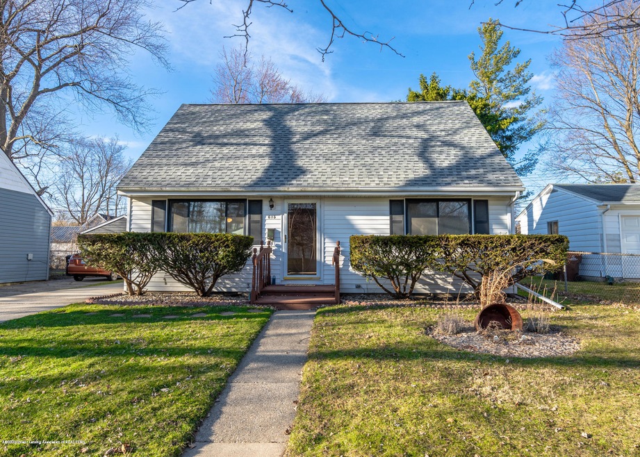 615 Paris Ave, Lansing, MI 48910 - photo 1