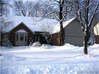 6749 Heatherwood Dr, West Bloomfield, MI 48324 - photo 1