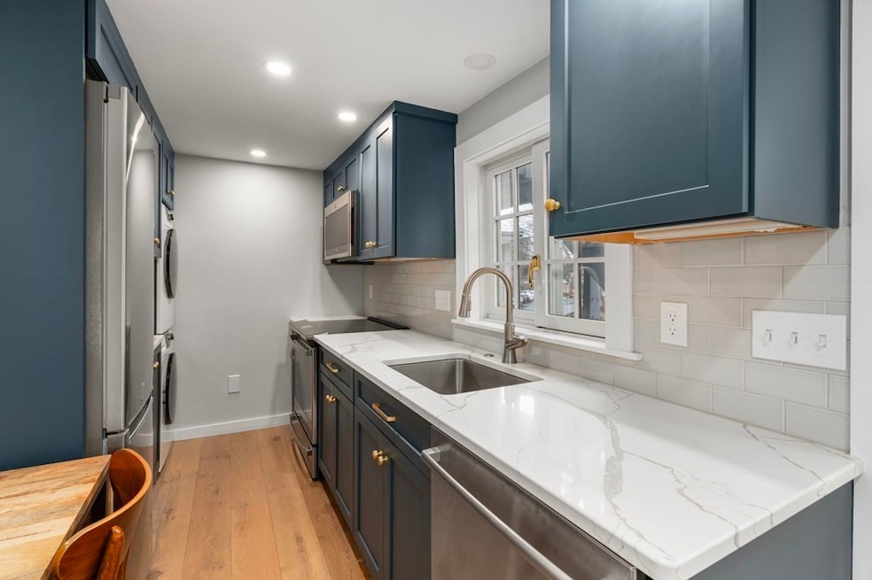 239 Washington St unit 3, Marblehead, MA 01945 - photo 1