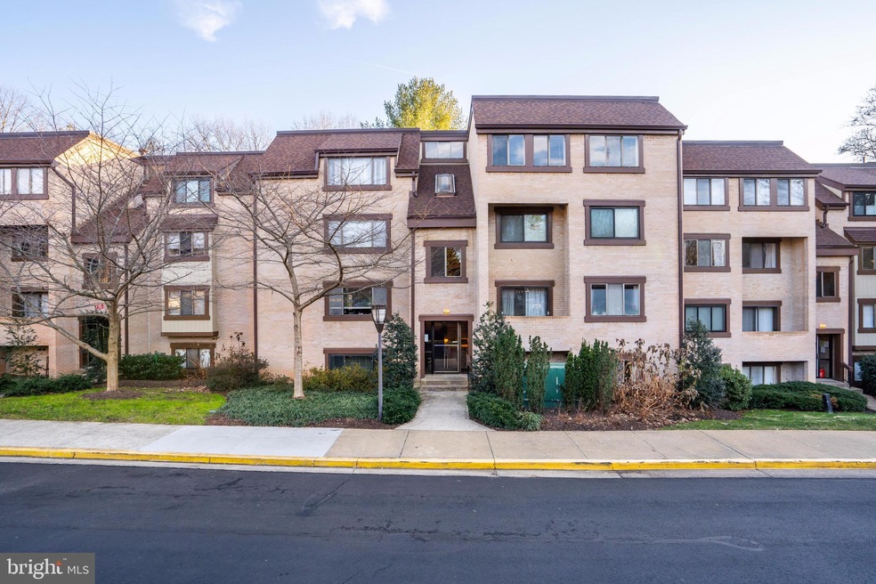 1671 Parkcrest Cir unit 101, Reston, VA 20190 - photo 1