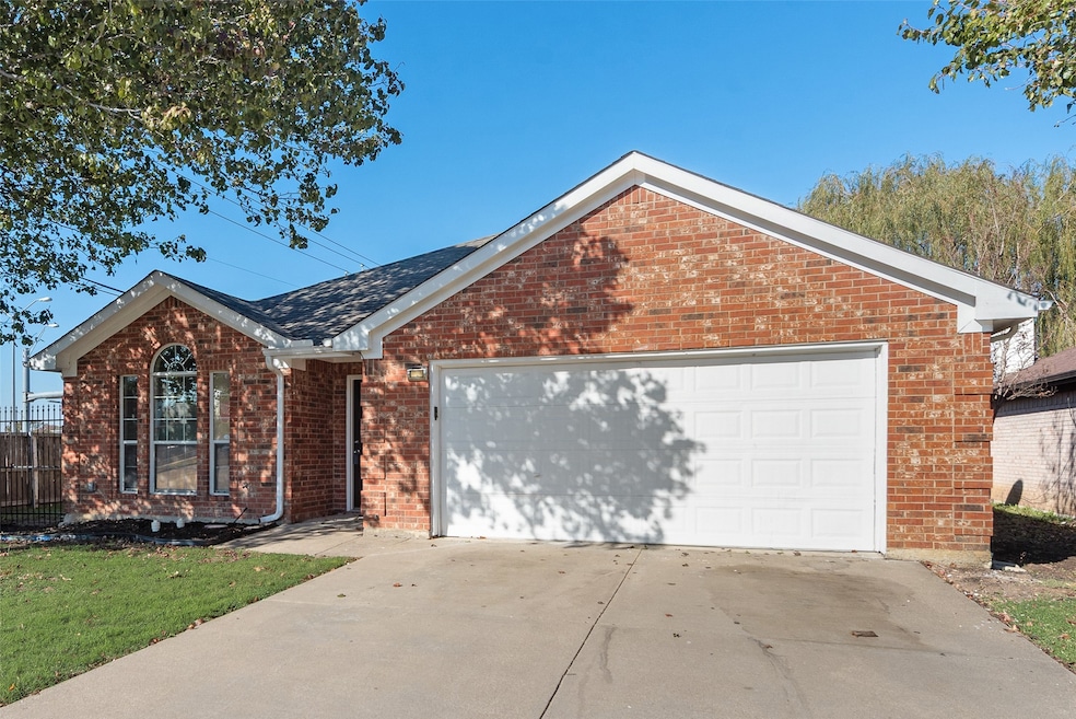 824 Bridle Trail, Saginaw, TX 76179 - photo 1