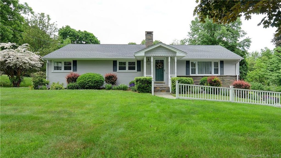 Beautiful, spacious, ranch in great commuter locat