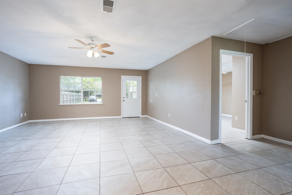 Large Living Room with easy care Tile Flooring. 
Move in Ready!