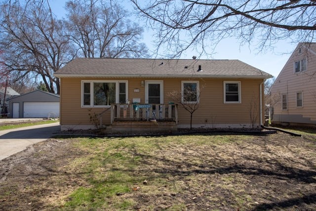 2216 Russell Dr, Cedar Falls, IA 50613 - photo 1