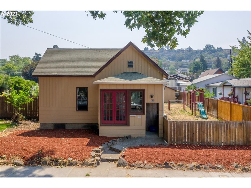 914 E 12th St, the Dalles, OR 97058 - photo 1