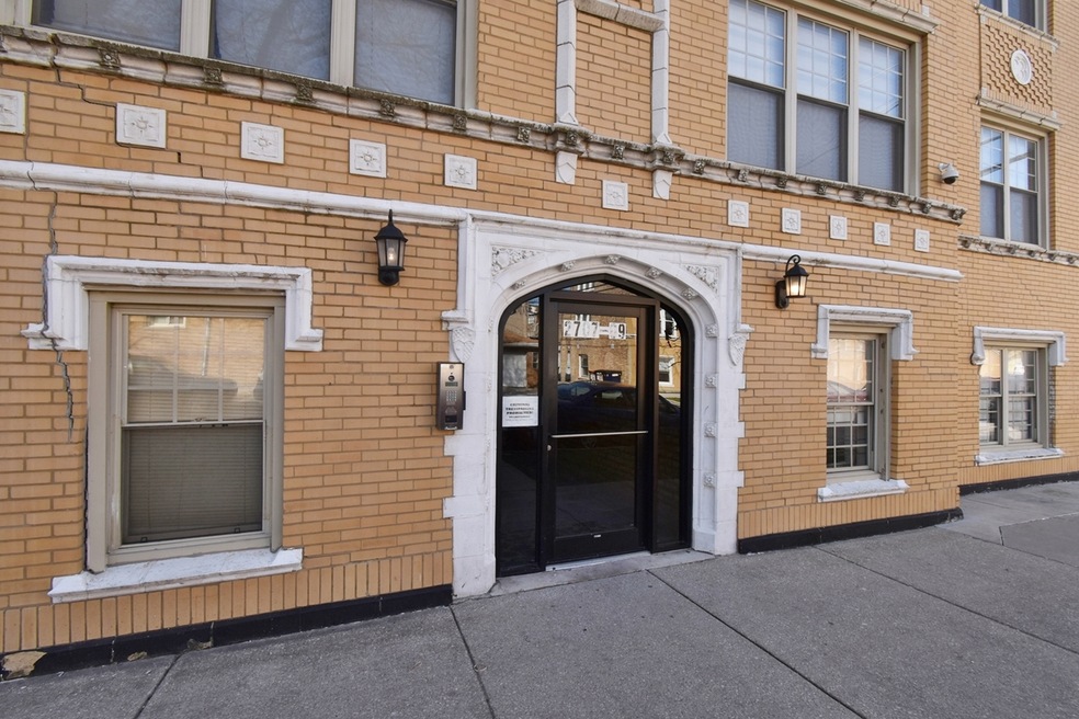 2709 W Glenlake Ave unit 2, Chicago, IL 60659 - photo 1