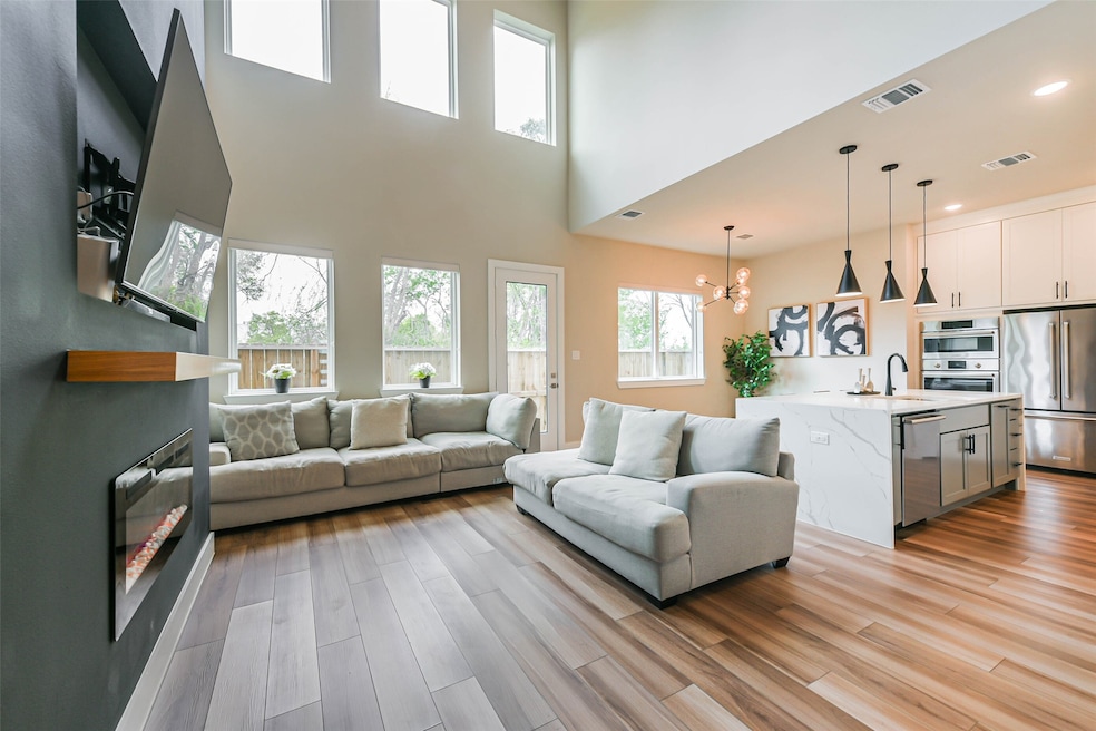 1442 W 34th 1/2 St, Houston, TX 77018 - photo 1