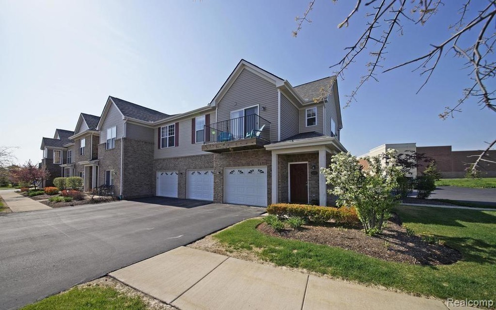 Gorgeous end-unity condo in excellent condition!