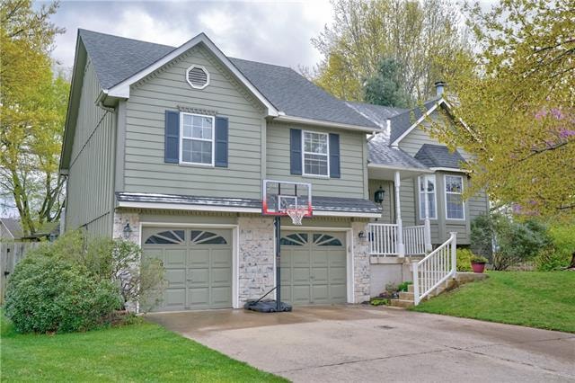 617 Laredo Ct, Raymore, MO 64083 - photo 1