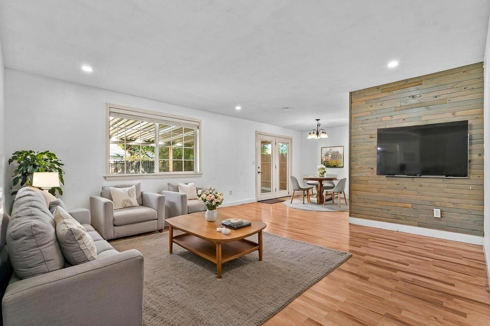 851 Juanita Way, Central Point, OR 97502 - photo 1