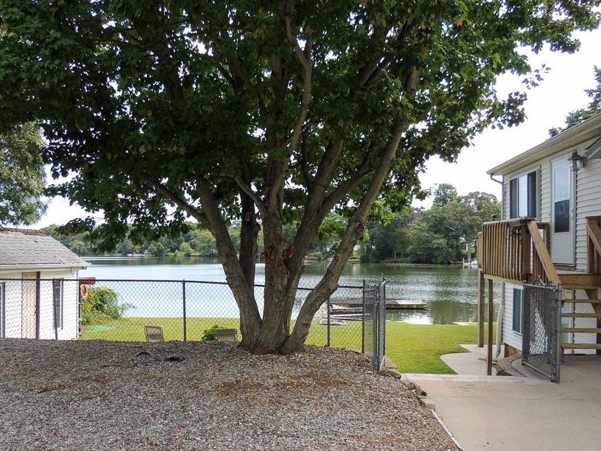 524 Lake Shore Dr, Warwick, RI 02889 - photo 1