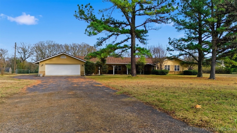 112 N Hillcrest St, Ada, OK 74820 - photo 1