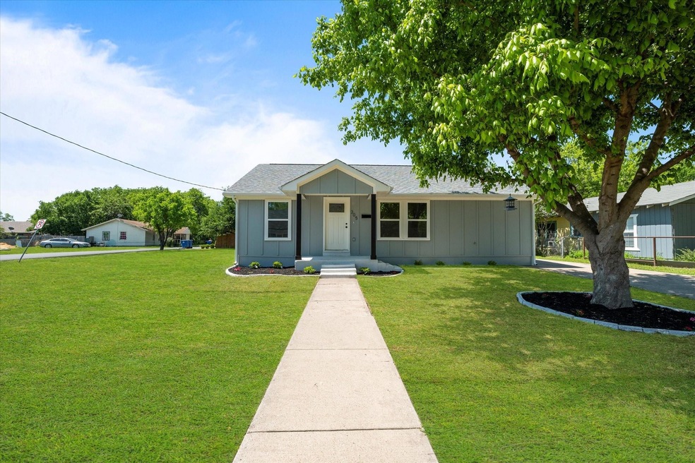 305 S Carlton St, Ennis, TX 75119 - photo 1