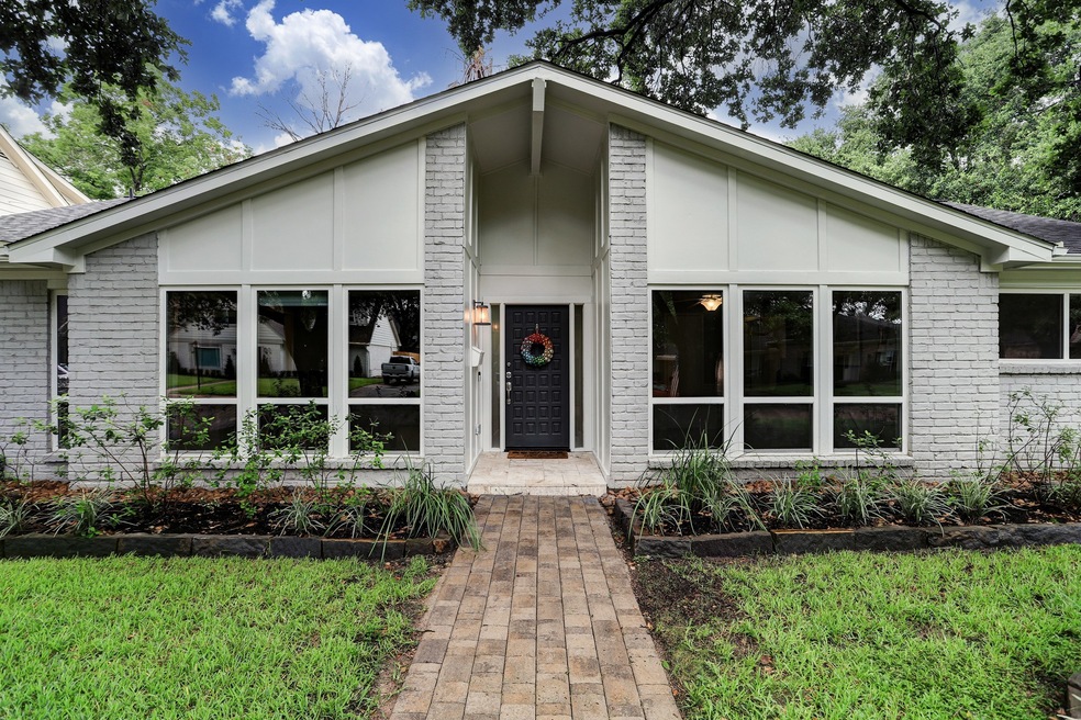 10210 Meadow Lake Ln, Houston, TX 77042 - photo 1