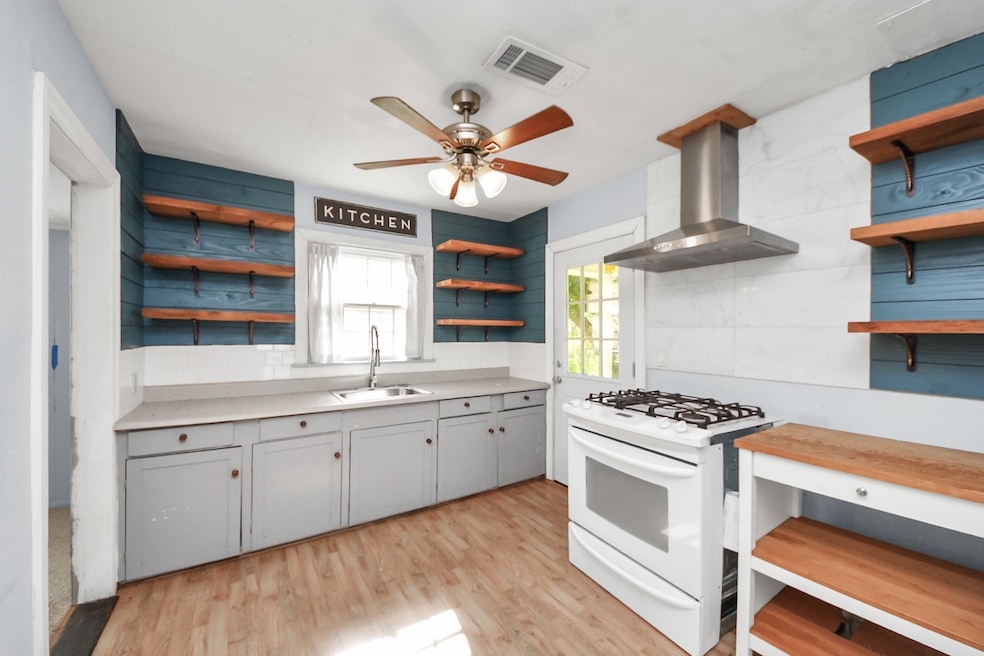 1203 17th Ave N, Texas City, TX 77590 - photo 1