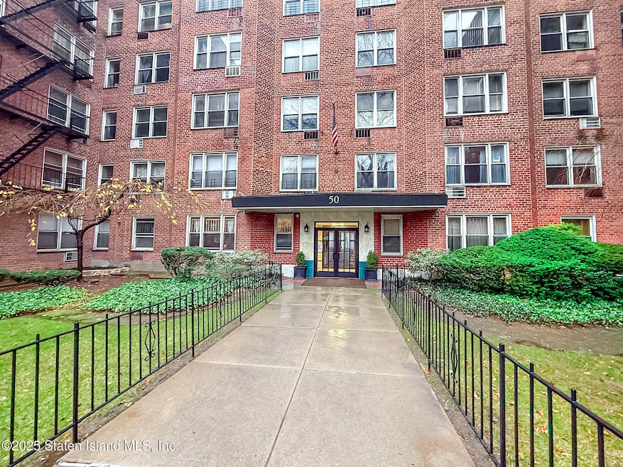Fort Place Cooperative unit B5D, Staten Island, NY 10301 - photo 1