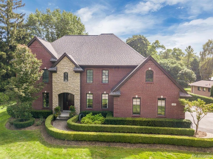 3237 Greentree Rd, Bloomfield Hills, MI 48304 - photo 1