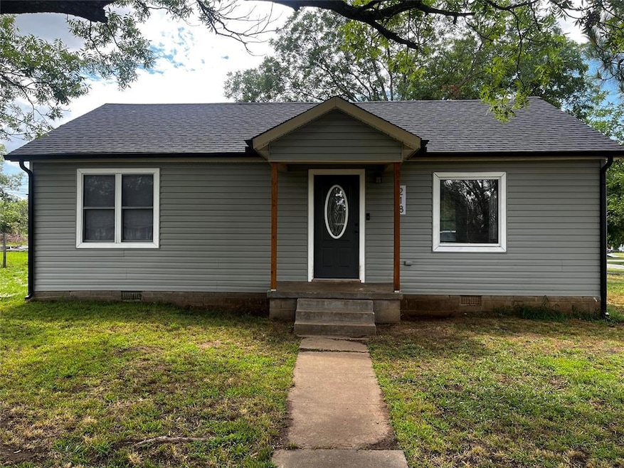 View of front of house featuring a front lawn