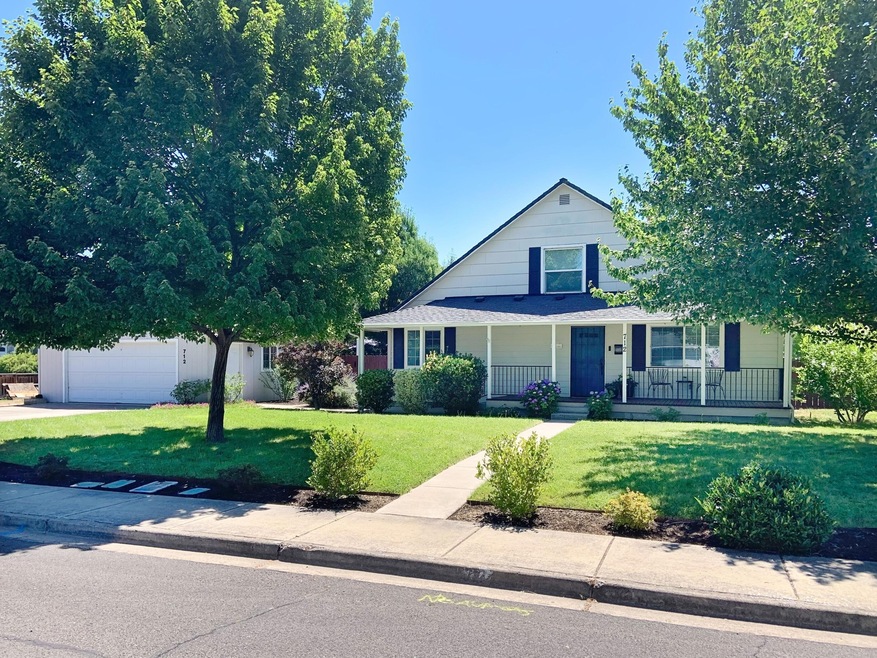 712 Maple St, Central Point, OR 97502 - photo 1