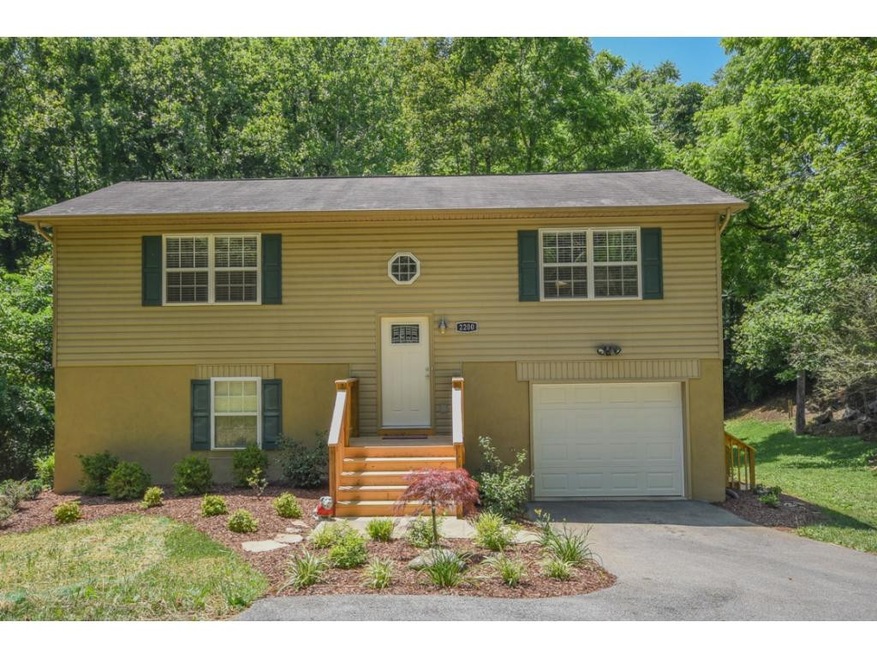 2200 Lauderdale Dr, Johnson City, TN 37601 - photo 1