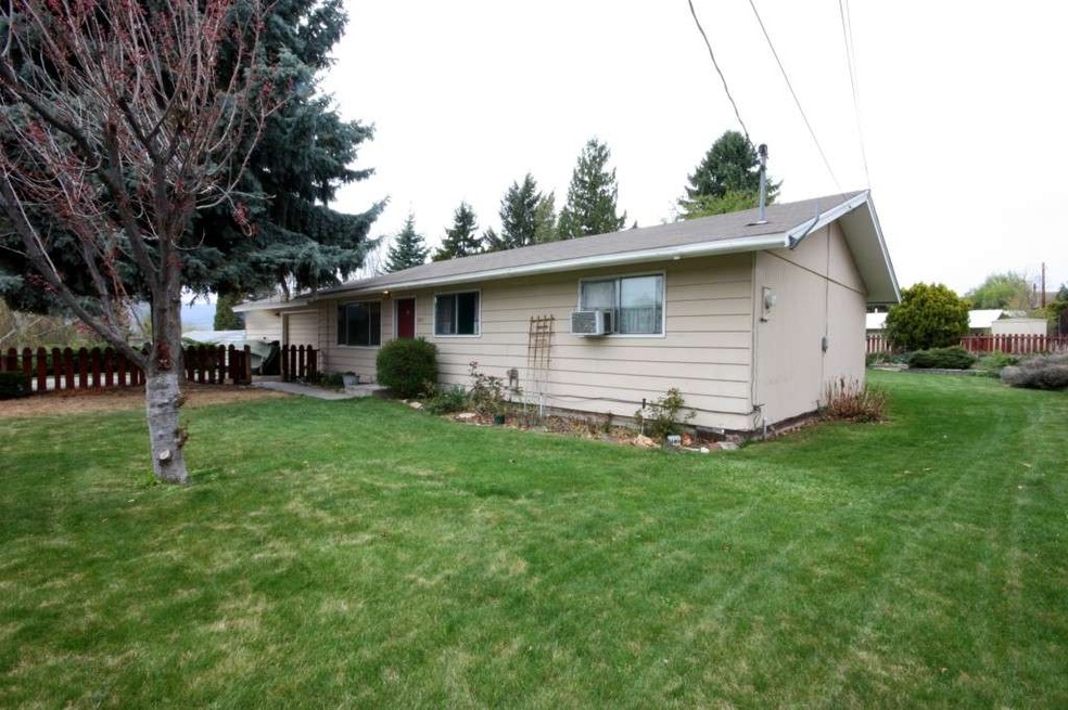 1815 4th St NE, East Wenatchee, WA 98802 - photo 1