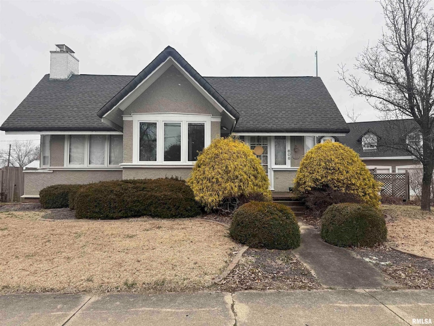 606 W Main St, Carmi, IL 62821 - photo 1