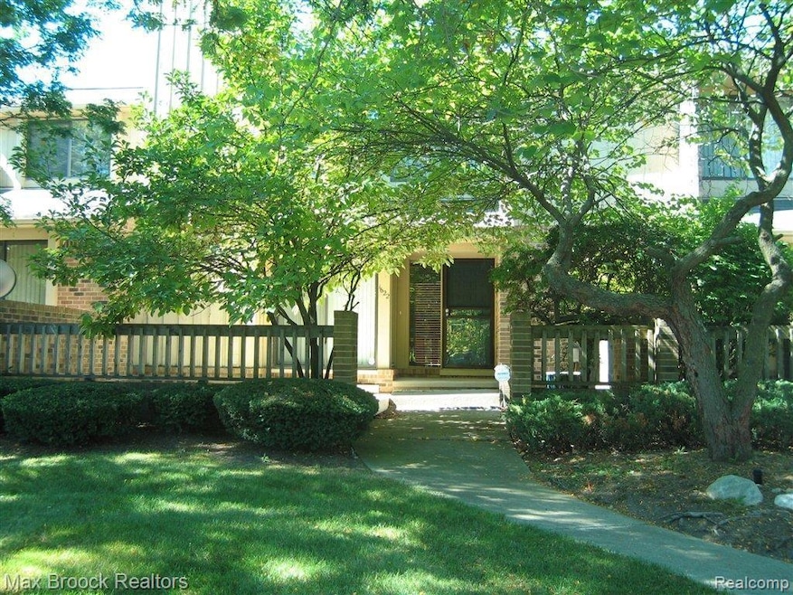1622 South Hill Cir unit 15, Bloomfield Hills, MI 48304 - photo 1