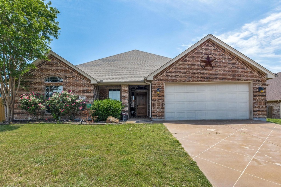 304 Lockwood Ln, Weatherford, TX 76087 - photo 1