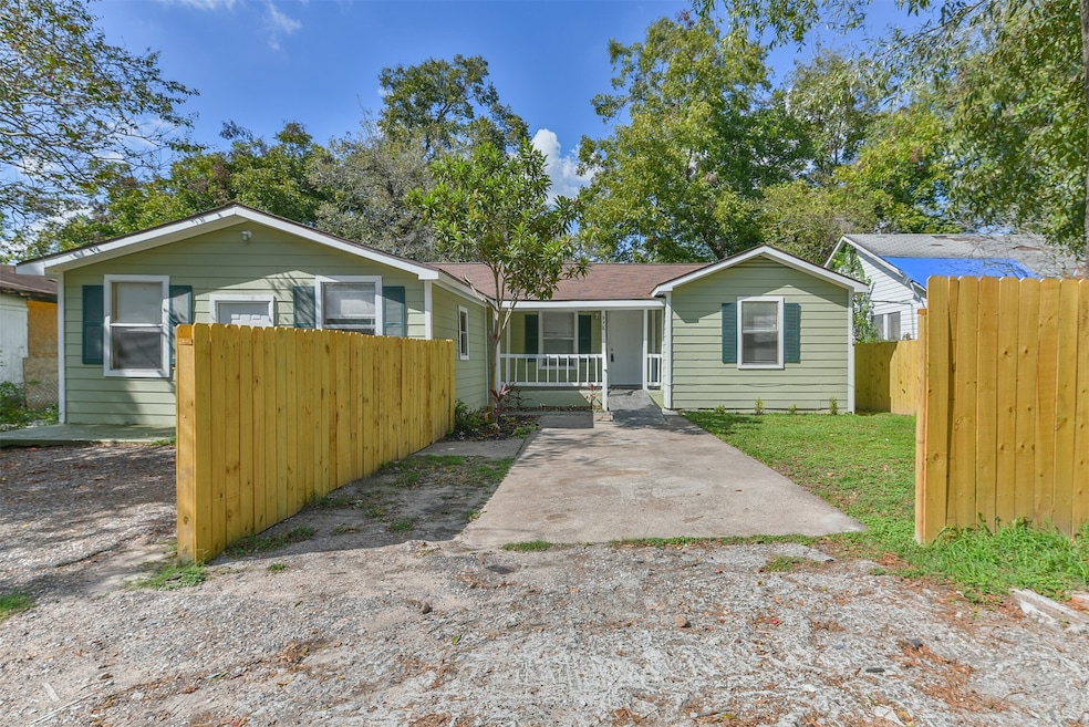 978 Ringold St, Houston, TX 77088 - photo 1