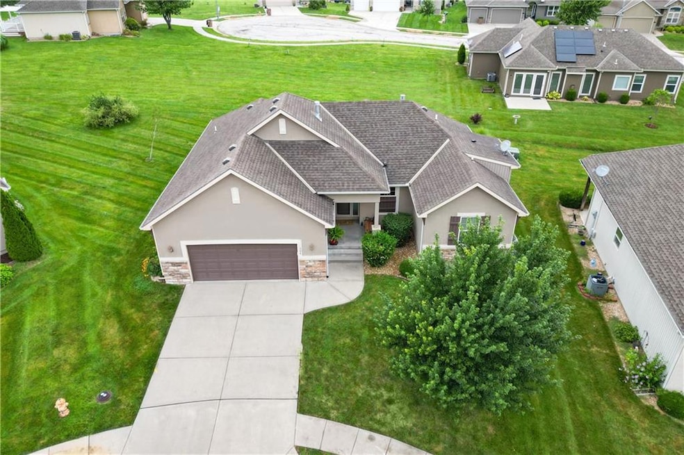 304 Alexander Creek Ct, Raymore, MO 64083 - photo 1