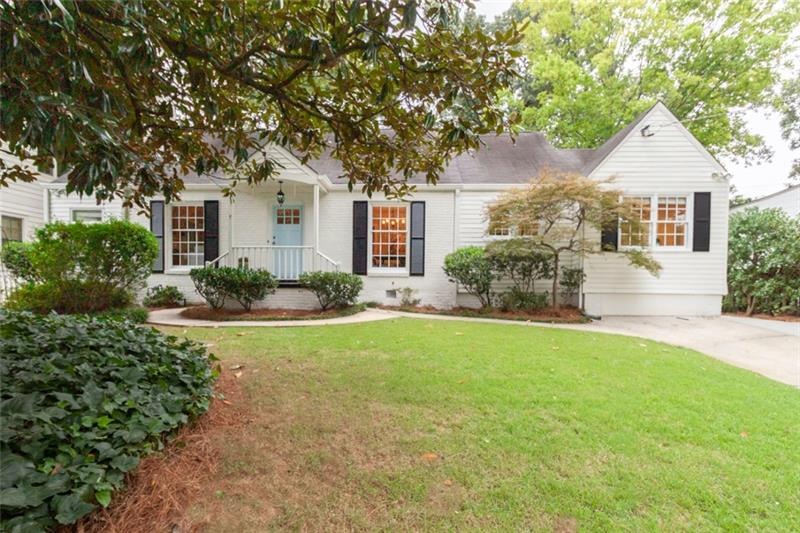 Cute cottage in Popular Peachtree Park!