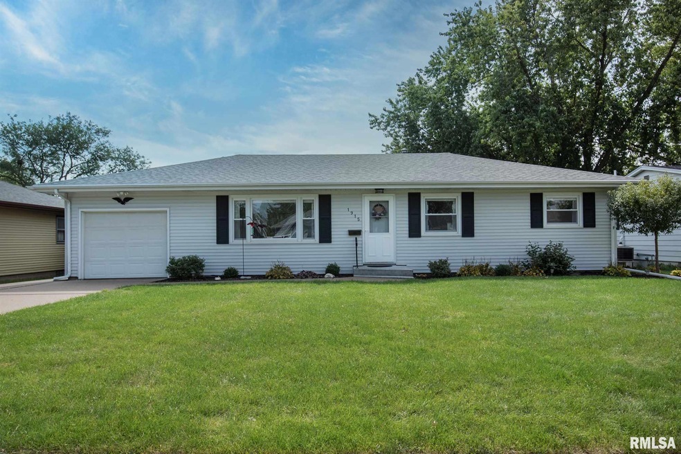 1915 W 37th St, Davenport, IA 52806 - photo 1