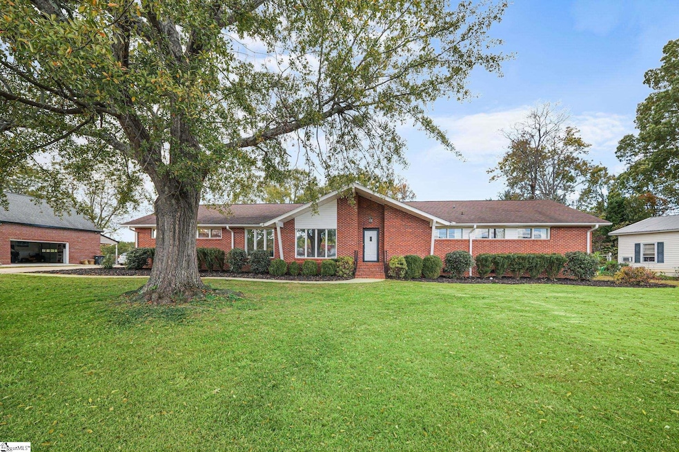 207 Grandview Cir, Travelers Rest, SC 29690 - photo 1