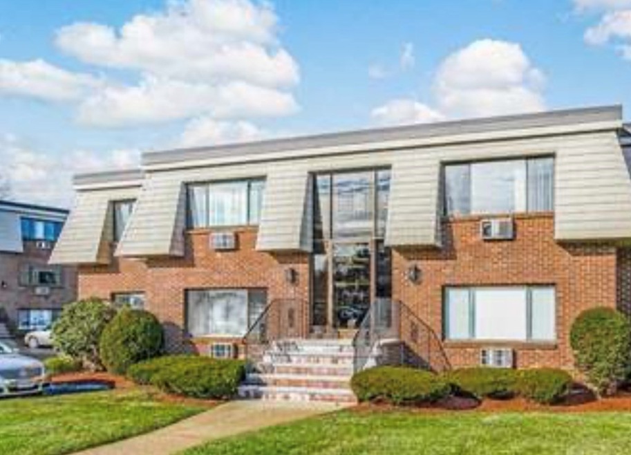 1 Hallmark Gardens unit 7, Burlington, MA 01803 - photo 1