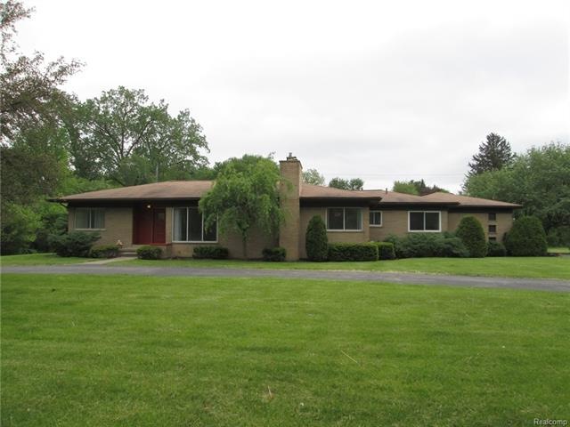 Awesome house on over an acre of land!!!