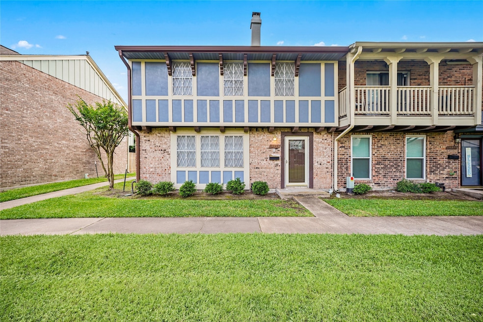 Enjoy ilving in a newly renovated townhome corner