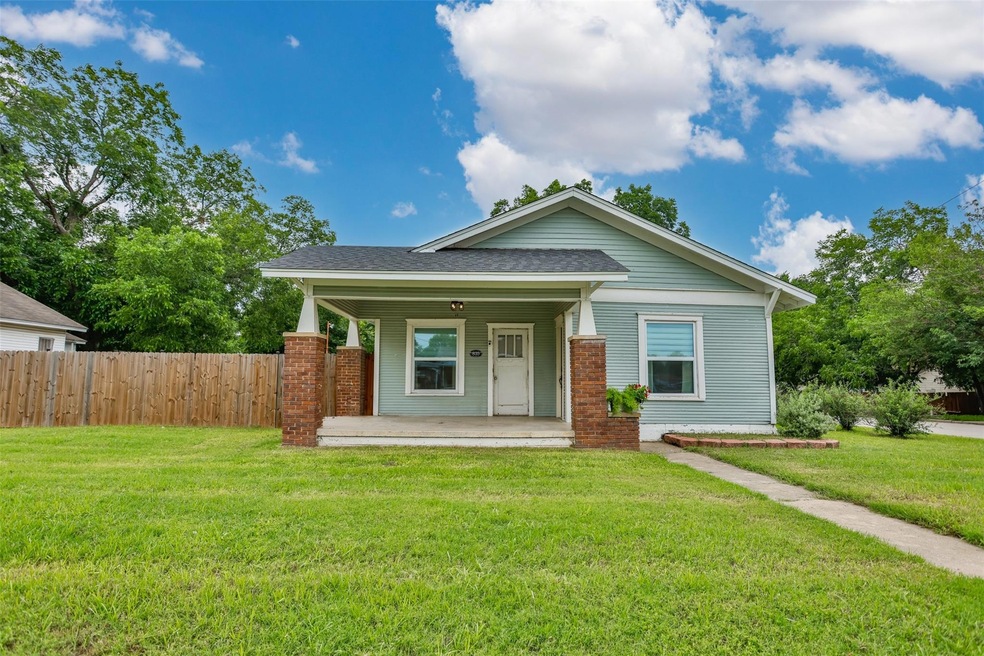 835 N Morris St, Gainesville, TX 76240 - photo 1