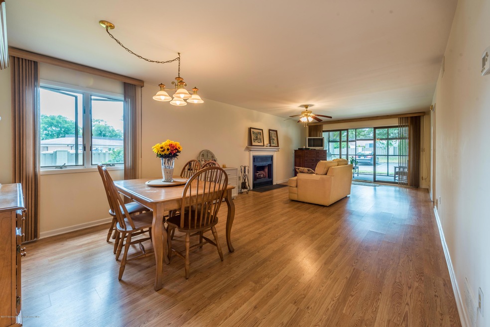 1501 Hulse 1 living room