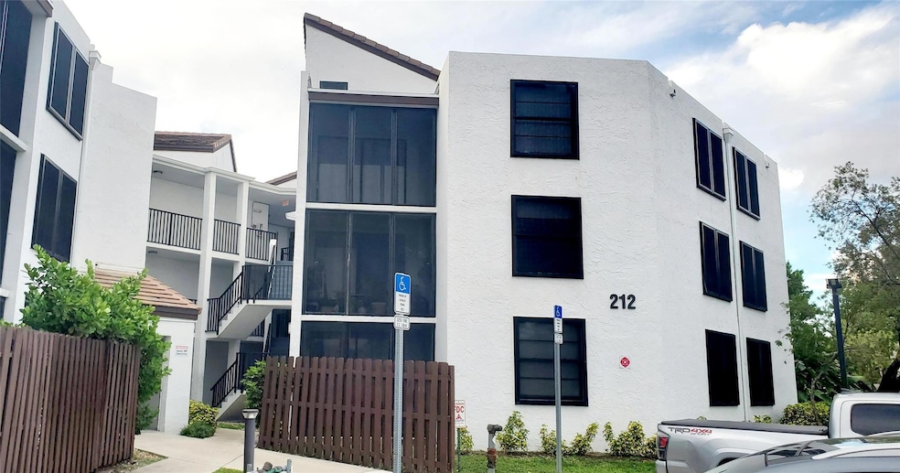 212 Lake Pointe Dr unit 314, Oakland Park, FL 33309 - photo 1