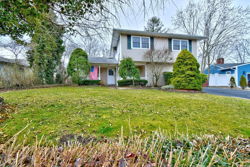 16 Baymens Ct, Sayville, NY 11782 Recently Sold