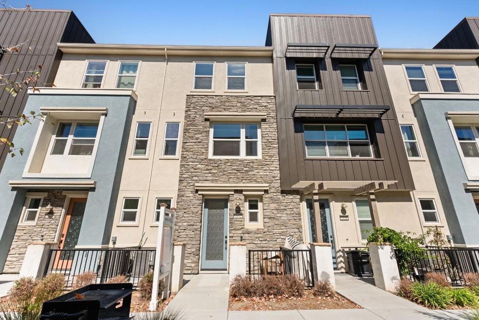 Sold $1,180,000 • Co-Listing Agent