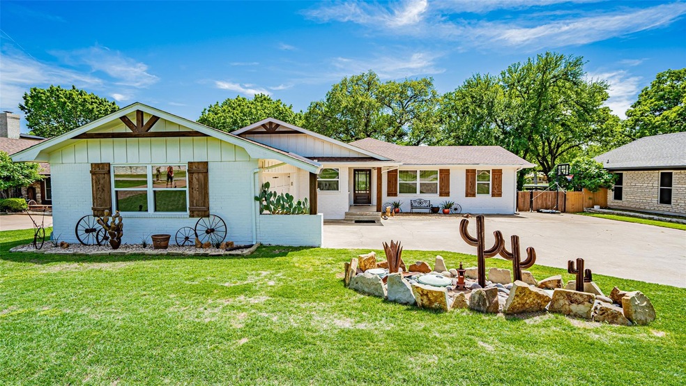 319 Granada Calle St, Granbury, TX 76049 - photo 1